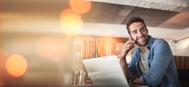 Rozmowa i notatki przy biurku