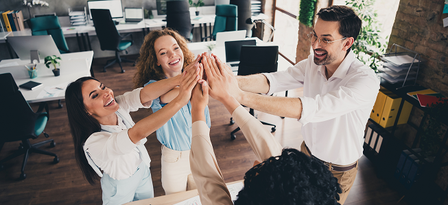 Laptop i dokumenty z planem