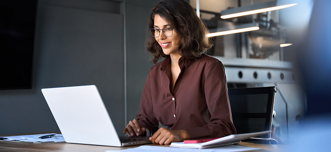 Uśmiechnięty zespół świętujący